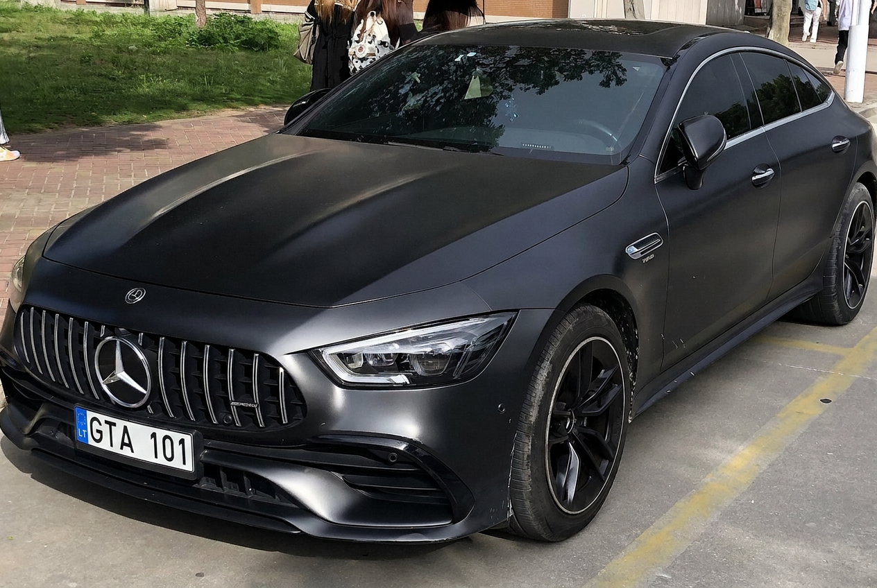 Matinės juodos spalvos Mercedes-AMG GT kupė iš priekio