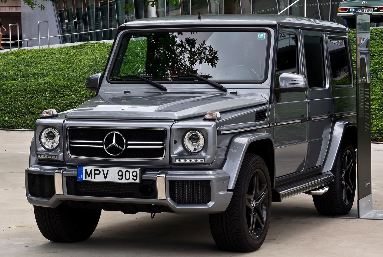 Pilkas Mercedes-AMG G 63 (W463) iš priekio
